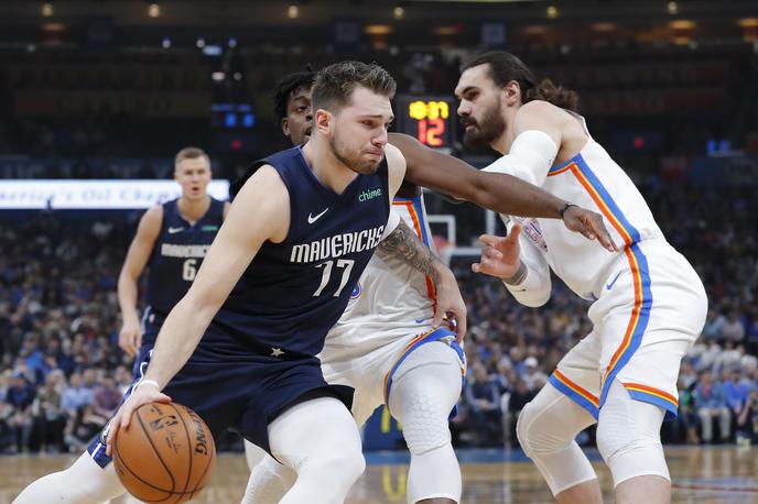 Luka Dončić | Luka Dončić je na tekmi v Oklahoma Cityju nosil posebne športne copate, s katerimi se je poklonil spominu na Kobeja Bryanta. Na vseh tekmah lige so se tako ali drugače spomnili na pokojno legendo kluba LA Lakers.  | Foto Reuters