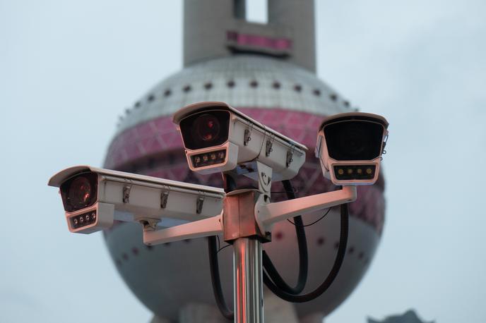 Nadzorna kamera, Kitajska, Hikvision | Kitajska je po najnovejših podatkih država z največ varnostnimi kamerami oziroma CCTV-kamerami na prebivalca. Analitično podjetje IHS Markit je letos spomladi ocenilo, da je na Kitajskem okrog 440 kamer na tisoč prebivalcev oziroma skoraj ena kamera za vsaka dva prebivalca. Kitajska ima okrog 1,43 milijarde prebivalcev. | Foto Guliverimage