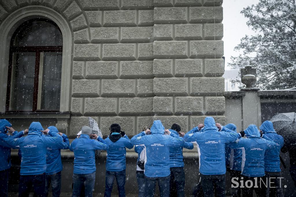 protest policistov pred vlado