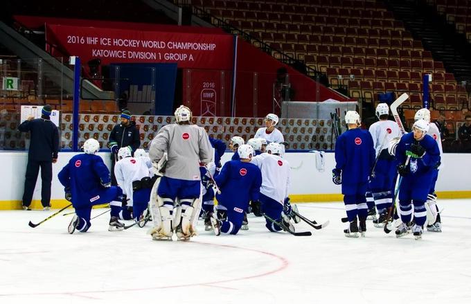 Za Slovenci je sproščen dan, popoldan so opravili trening, po katerem je selektor Nik Zupančič določil, da bo v vratih tekmo s severnimi sosedi začel Gašper Krošelj. | Foto: HZS/Drago Cvetanovič