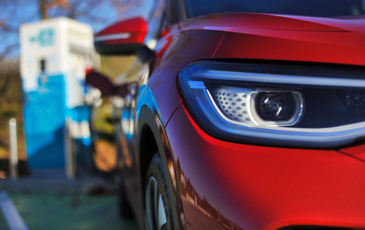 Volkswagen ID4 Vršič | V Sloveniji zaradi majhnih razdalj lahko mnogi zelo uspešno sobivajo z električnim avtomobilom, kar nekaj pa je kljub temu tudi praktičnih omejitev. Marsikateri trgovec jih premalo izpostavlja. | Foto Gregor Pavšič