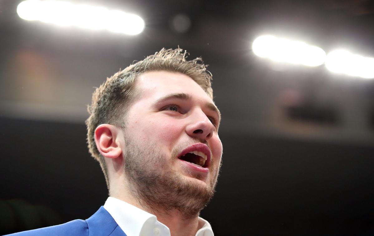 Luka Dončić | Luka Dončić je prvič v tej sezoni dvoboj Dallasa spremljal v obleki na klopi za rezervne igralce. | Foto Guliver/Getty Images