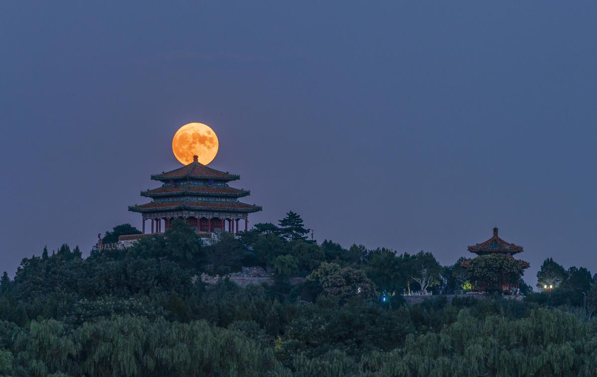 Peking | Peking zadnja leta skuša vse bolj krepiti svoj vpliv v svetu: z večanjem svoje vojaške moči, s posojili revnim državam in gradnjo infrastrukture v teh državah, izvozom tehnologije za nadzorovanje državljanov … | Foto Guliverimage