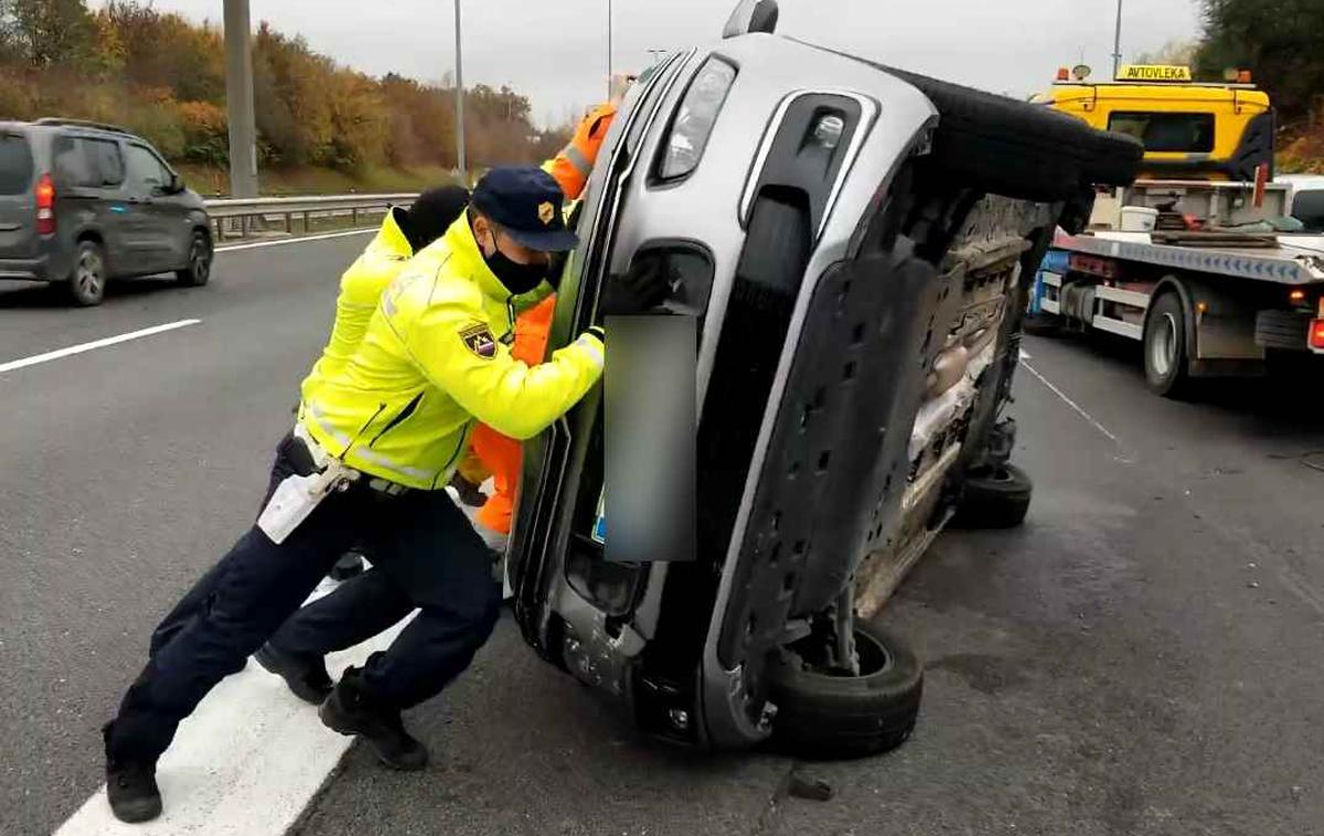 Prevrnjen avtomobil | Zaradi prekratke varnostne razdalje je v vozilo voznice trčil še četrti voznik, pri tem pa se je vozilo voznice prevrnilo na bok. | Foto PU Ljubljana