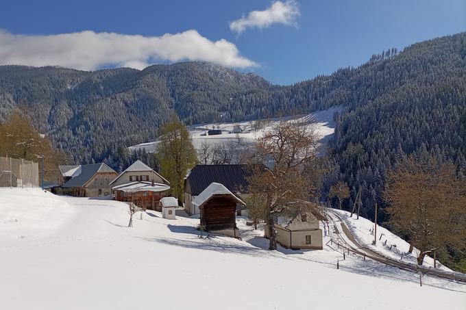 Visokogorske koče so še zaprte, večina koč v sredogorju in nižje ležeče koče pa v času prvomajskih praznikov odprtih vrat pričakujejo planince. Med njimi tudi Planinski dom Kumer na Koroškem in številne druge družinam in okolju prijazne planinske koče. | Foto: Branka Potisek