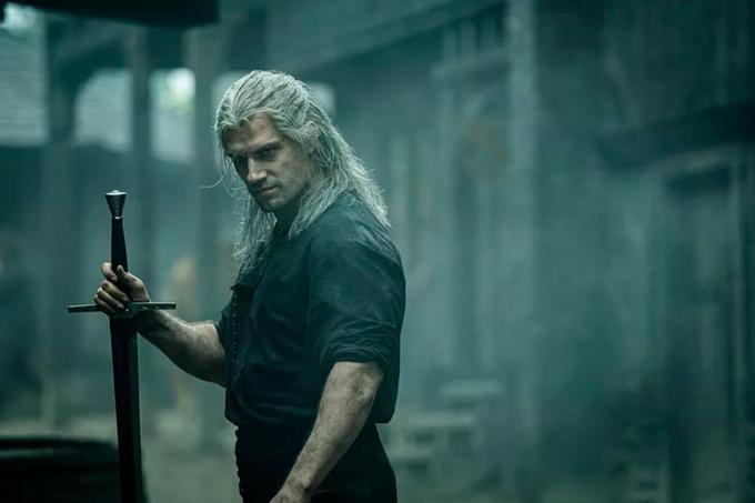 Vlogo Witcherja oziroma tako imenovanega čarovnikarja je v istoimenski Netflixovi TV-seriji prevzel Henry Cavill, ki je najbolj znan po upodobitvi stripovskega junaka Supermana.  | Foto: Netflix / Posnetek zaslona