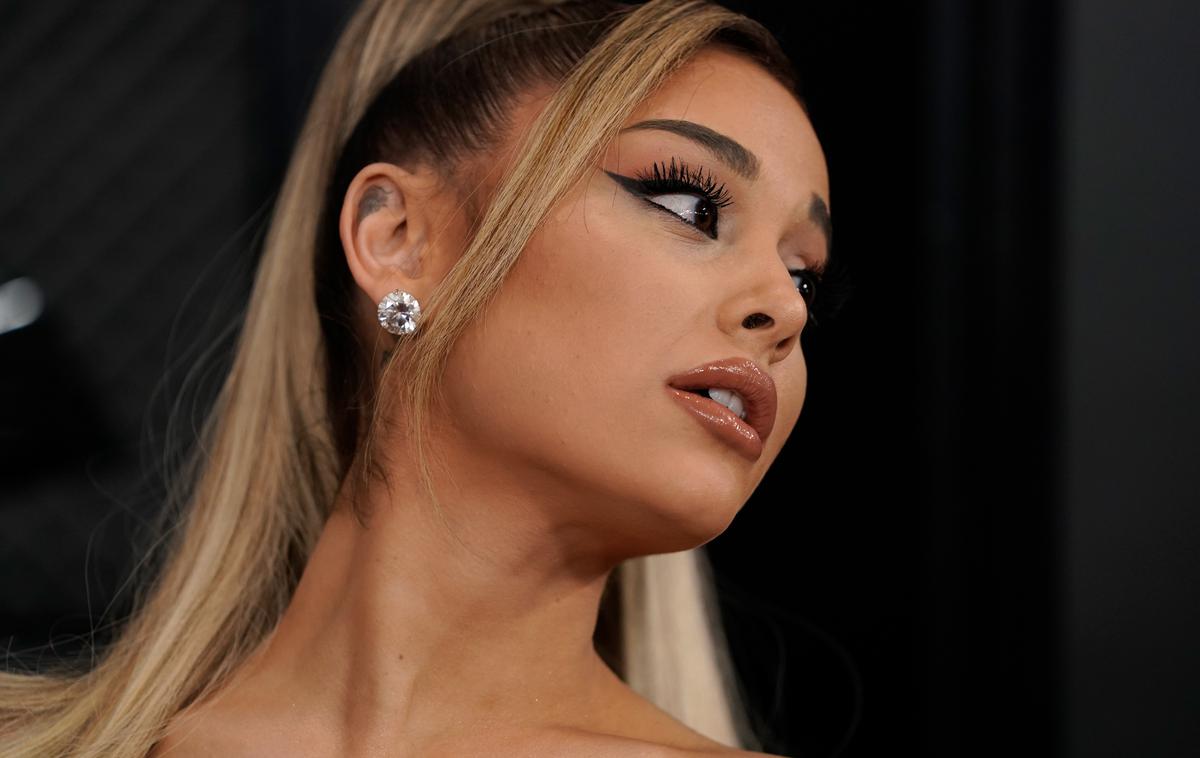 Ariana Grande | Ameriška pevka Ariana Grande meni, da bi morali vplivneži v času pandemije bolezni covid-19 ostati doma ter se odpovedati druženju in zabavam. | Foto Reuters