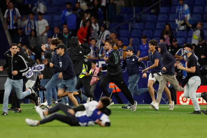 Barcelona Espanyol | Jezni navijači Espanyola so po koncu srečanja vdrli na igrišče in želeli obračunati z nogometaši Barcelone. | Foto Reuters