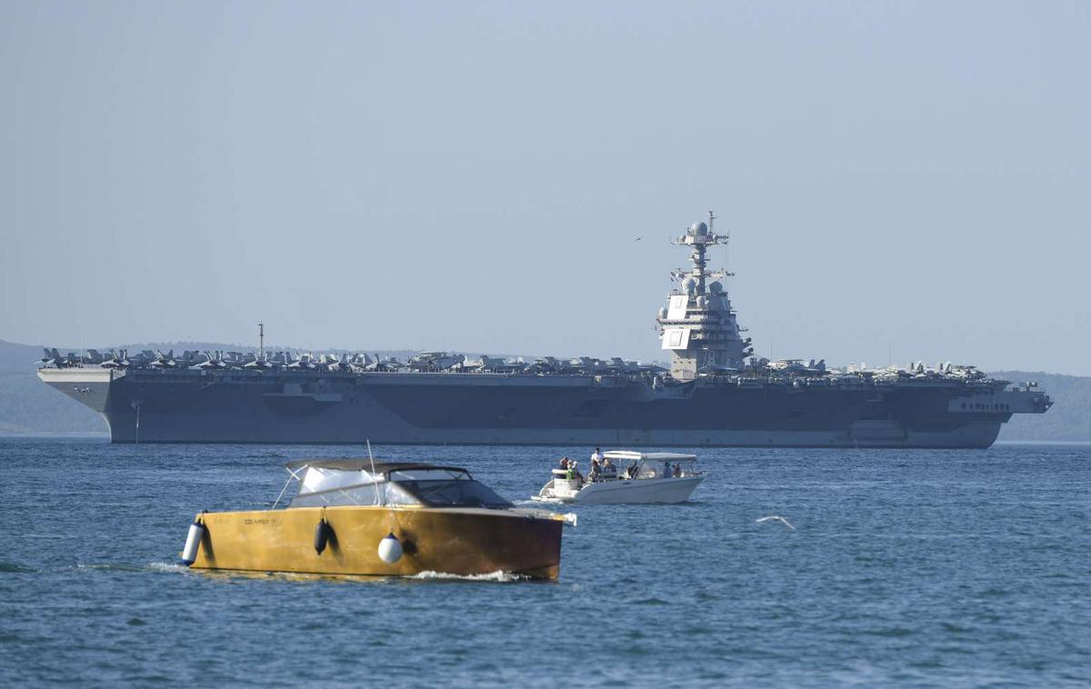 USS Gerald R. Ford | Letalonosilka USS Gerald R. Ford lahko prevaža do 90 letal in helikopterjev, njena celotna posadka pa šteje 4.500 ljudi. | Foto STA