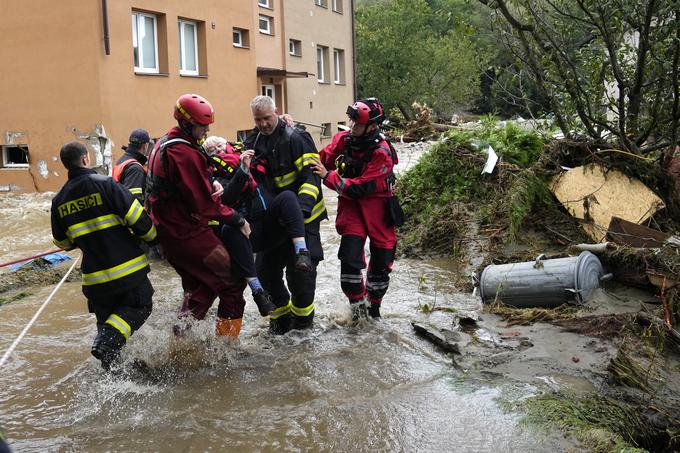 Gasilci rešujejo ljudi v češkem mestu Jesenik. | Foto: Guliverimage