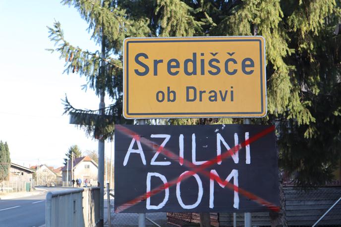 Središče ob Dravi | V preteklih tednih so občinski sveti Središča ob Dravi, Ormoža in Svetega Tomaža soglasno potrdili nasprotovanje odločitvi vlade in jo pozvali, da odločitev prekliče. V državni zbor so v sredo vložili peticijo proti vzpostavitvi začasnega azilnega doma, ki jo je podpisalo 3.500 občanov. | Foto STA