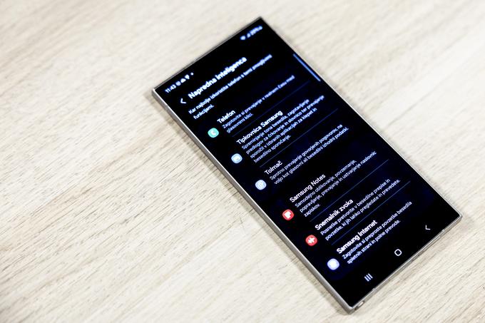 Dobrote okrepljene umetne inteligence so našle svoje mesto v več funkcijah vseh pametnih telefonov serije Samsung Galaxy S24. | Foto: Ana Kovač