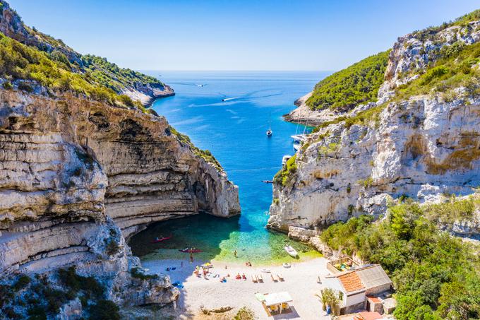 Pogled iz zraka na čudovito plažo Stiniva na otoku Vis. | Foto: Shutterstock