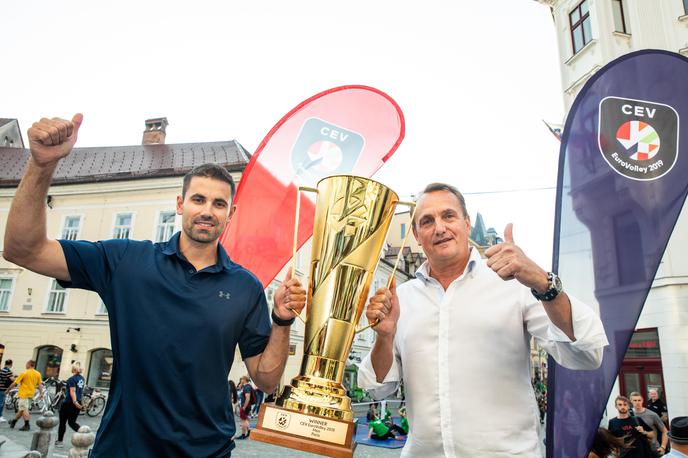 Eurovolley 2019 99 dni | Do evropskega odbojkarskega prvenstva, ki bo potekalo tudi v Sloveniji, je še 99 dni. Takole bo videti nagrada, ki jo bo 29. septembra v Parizu osvojil evropski prvak.  | Foto Odbojkarska zveza Slovenije