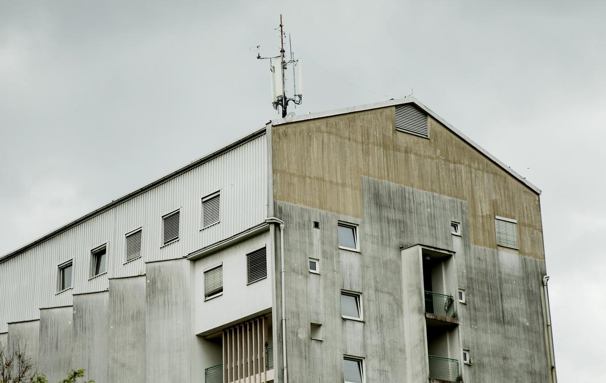 Radio Student | Radio Študent danes deluje v 6. in 7. nadstropju bloka XIV v študentskem naselju v Rožni dolini, oddajati pa so začeli v kletnih prostorih bloka VIII. | Foto Ana Kovač