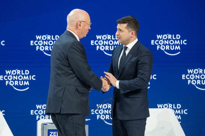 Volodimir Zelenski, Klaus Schwab | Fotografija Volodimirja Zelenskega v družbi Klausa Schwaba, ustanovitelja Svetovnega gospodarskega foruma, ki ga nekateri že leta označujejo za vplivnega strica iz ozadja in ga vpletajo v številne teorije zarote, je nastala januarja 2020 v Davosu v Švici - več kot dve leti pred ruskim napadom na Ukrajino, po katerem je Zelenski do nadaljnjega v omaro pospravil formalna oblačila.  | Foto WEF