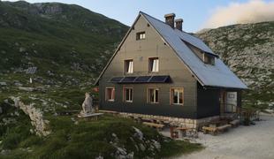 Koča na Mangrtskem sedlu (1906 m)