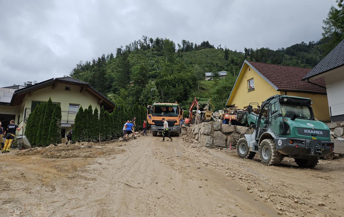 Kokra | "Vas je zdaj brez vode in danes smo imeli na ogledu projektante, ki se ukvarjajo z vodooskrbo, da nam pomagajo z nasveti, iz katere smeri pripeljati vodo," je povedal preddvorski župan Rok Roblek. | Foto STA