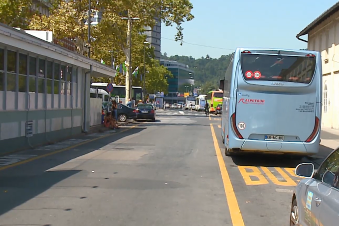 V AP Ljubljana pravijo, da ves čas vlagajo v prenovo postaje, kolikor jim zapleteni odnosi med deležniki to omogočajo. Letos so prenovili stranišča ter prepleskali zunanjost in notranjost čakalnice. | Foto: Planet TV