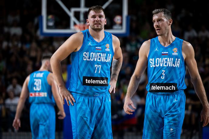 Slovenija Estonija Luka Dončić Goran Dragić | Luka Dončić, Goran Dragić in vsa slovenska reprezentanca so odpotovali v Nemčijo, kjer jih najprej v nedeljo v Münchnu čaka tekma v sklopu kvalifikacij za svetovno prvenstvo, pot pa bodo nadaljevali nato proti Kölnu, kjer bodo nastopili v skupini B evropskega prvenstva. | Foto Vid Ponikvar/Sportida