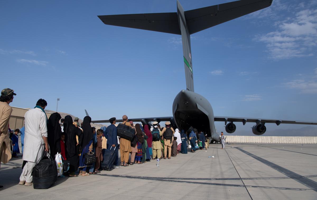 Letališče Kabul Afganistan | Več kot tisoč afganistanskih beguncev so rešili Poljaki. | Foto Reuters