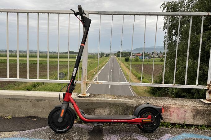 S kričečo rdečo barvo Segway D38E nekoliko izstopa v poplavi zvečine črnih in črno-sivih e-skirojev. | Foto: Matic Tomšič