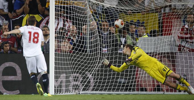 Leta 2014 je Benfica igrala vnovič v finalu lige Europa. Tokrat v Torinu. A se ji ni izšlo. Sevilla, ki se je na poti do lovorike v 1/16 finala namučila z Mariborom (2:1 in 2:2), je bila od Benfice boljša po izvajanju kazenskih strelov. Po 120 minutah ni bilo zadetkov, nato pa so Andaluzijci, specialisti za osvajanje evropske lige, zmagali s 4:2. Jan Oblak ni ubranil nobenega kazenskega strela, pri Benfici pa sta ju zapravila Paragvajec Oscar Cardozo in Španec Rodrigo. Trener Jorge Jesus je še drugič zapored izgubil v finalu evropske lige, lovorike pa se je veselil Španec Unai Emery, specialist za zmage v evropskih finalih. | Foto: Reuters