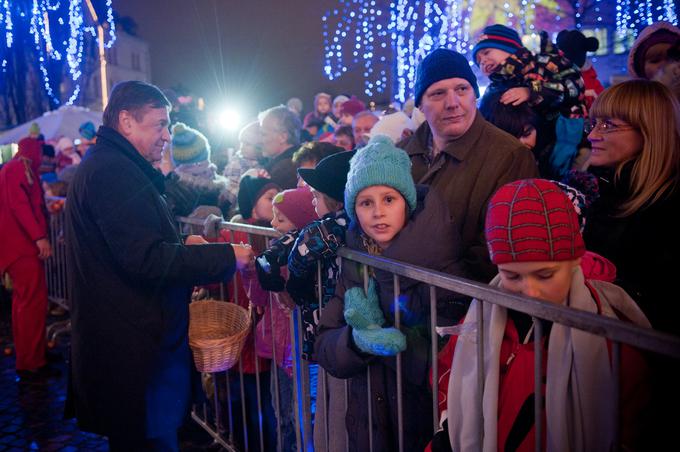 Tako je otroke na lanskem Miklavževem sprevodu obdaroval ljubljanski župan. | Foto: Bor Slana