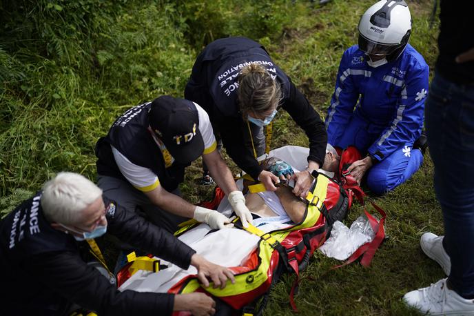 TDF 2021 | Najbolj jo je danes skupil Francoz Cyril Lemoine in to pri drugem množičnem padcu, za katerega so krivi kolesarji sami. | Foto Guliverimage