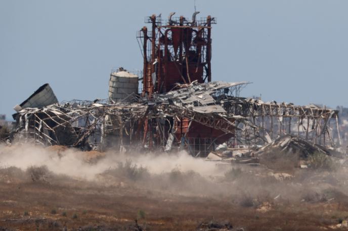 Gaza | Izraelska vojska nadaljuje z napadi na Gazo, kjer je po navedbah palestinskih oblasti v zadnjih 24 urah ubila najmanj 60 ljudi.  | Foto Reuters