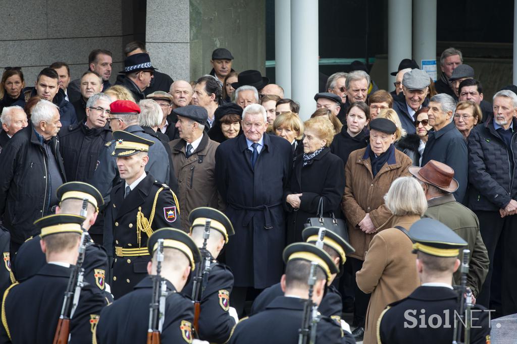 Pogreb slovenskega politika, pravnika in gospodarstvenika Janeza Zemljariča z vojaškimi častmi.