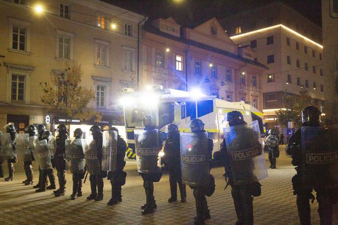 Nasilni protesti v Ljubljani, 5. november 2020. Ivan Gale vodni top | Na policiji pojasnjujejo, da bodo v luči napovedanega protestnega shoda v prestolnici danes okrepili število policistov. | Foto Bojan Puhek