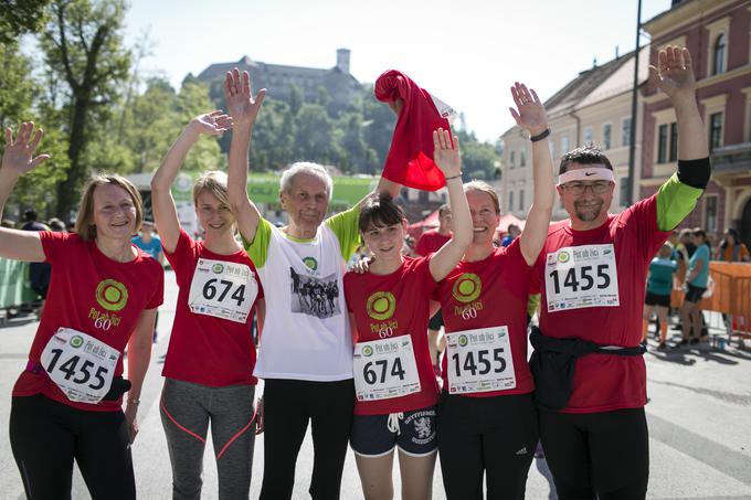 Takole slavnostno je v znak 60 pretečenih tekov trojk roke dvignil 80-letni Anton Majcen. Tokrat se je na progo podal v družbi vnukinj. | Foto: Bojan Puhek