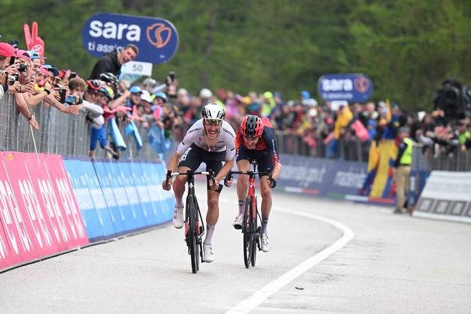 Joao Almeida Geraint Thomas | Joao Almeida in Geraint Thomas sta se v torek udarila za etapno zmago. Na koncu je imel več moči mlajši Portugalec, ki je v skupnem seštevku prehitel Primoža Rogliča. | Foto Guliverimage