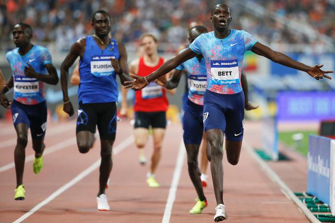 Rudisha je v hrbet gledal mlademu Bettu. | Foto: Reuters