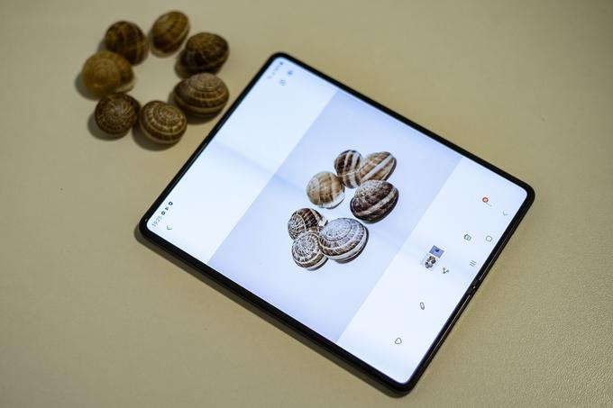 Največja prednost dvojnega zaslona Dynamic Amoled na Foldu3 je v primerjavi s predhodniki veliko večja svetilnost. | Foto: Ana Kovač