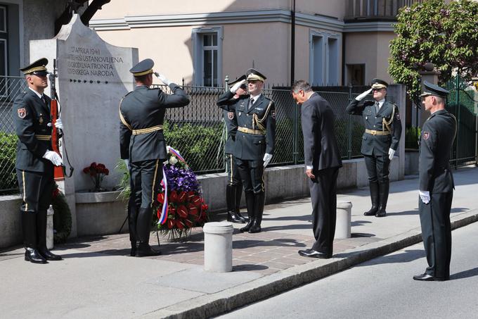 V nagovoru ob dnevu upora proti okupatorju je predsednik Borut Pahor številnim zbranim poudaril, da je danes pomemben, slaven dan, s katerim se spominjamo domoljubov, ki so tvegali lastno življenje ter se v drugi svetovni vojni uprli poskusu uničenja slovenskega naroda. | Foto: STA ,