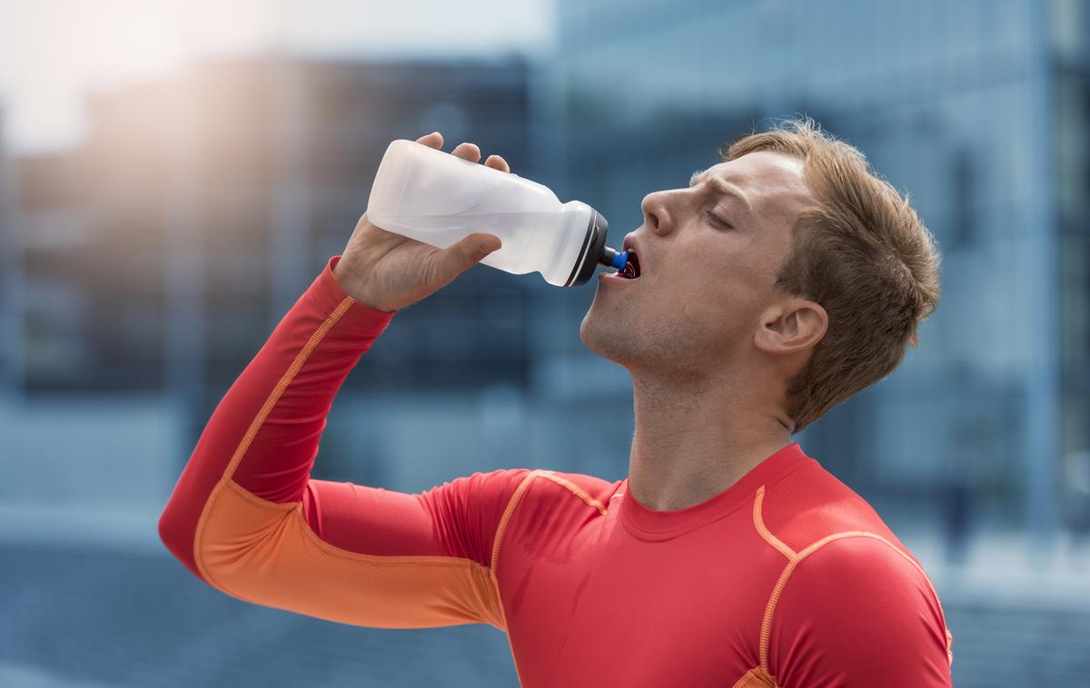 športni napitek isotonik | Dobri športni napitki s svojo sestavo pripomorejo k hidraciji, dajejo energijo med samo aktivnostjo in se zelo hitro absorbirajo, kakšno škodo pa naredijo slabi? | Foto Getty Images