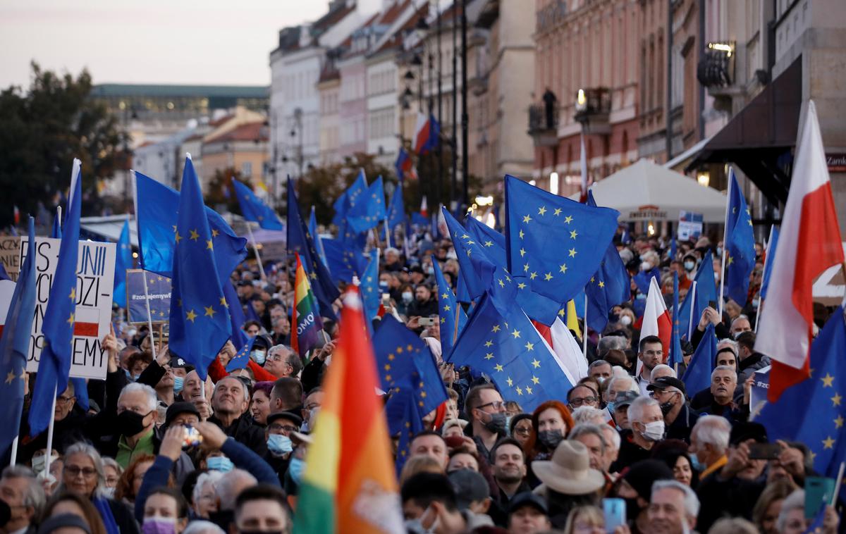 Poljska protesti Polexit | Evropska komisija poljski vladi očita spodkopavanje neodvisnosti sodstva in pravne države. Sodišče EU je Poljski oktobra zaradi zavračanja razpustitve disciplinske zbornice naložilo milijon evrov kazni na dan, kar je do zdaj naraslo na več kot 200 milijonov evrov. | Foto Reuters