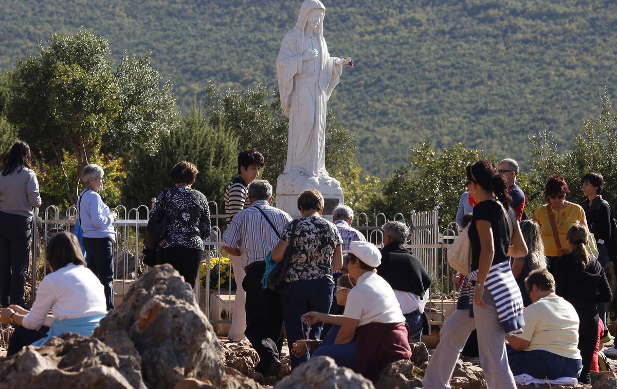 Medjugorje | Prikazovanja v Medjugorju, majhnem mestu na jugu BiH, naj bi se začela 24. junija 1981, ko se je šestim mladim domačinom začela redno prikazovati Devica Marija in so jih poimenovali vidci. Medjugorje je nato postalo eno najbolj obiskanih romarskih središč za katoličane iz vsega sveta, vsako leto pa ga obišče več kot dva milijona vernikov. | Foto Guliverimage