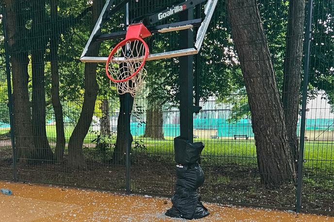 Igrišče Goran Dragić, Tivoli | Vandali so uničili košarkarske table in drogove. | Foto Šport Ljubljana