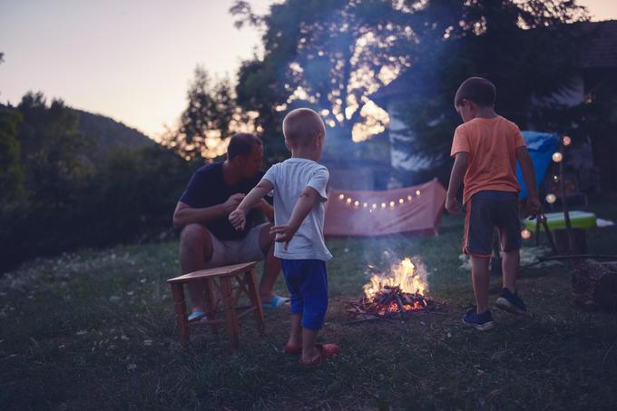 Kampiranje na domačem vrtu bo prineslo ogromno veselja in zabave za celo družino. | Foto: Getty Images