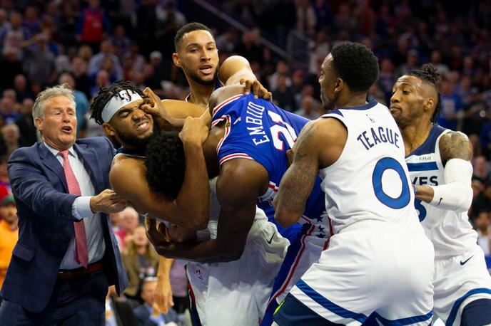 pretep Embiid Towns | Joelu Embiidu in Karlu-Anthonyju Townsu so popustili živci. | Foto Getty Images