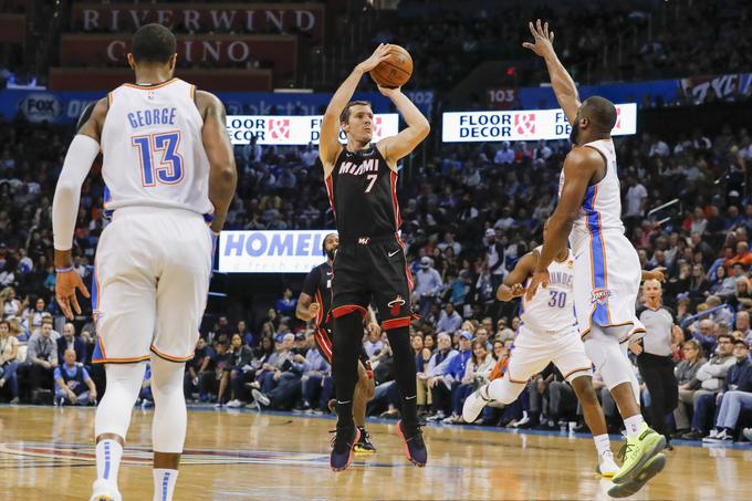 Goran Dragić je obrambi Oklahoma Cityja povzročal obilico težav z natančnim metom z razdalje. Za tri je metal bolje kot za dve točki. | Foto: Reuters