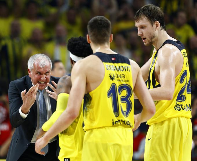 Željko Obradović marljivo kadruje. | Foto: Reuters