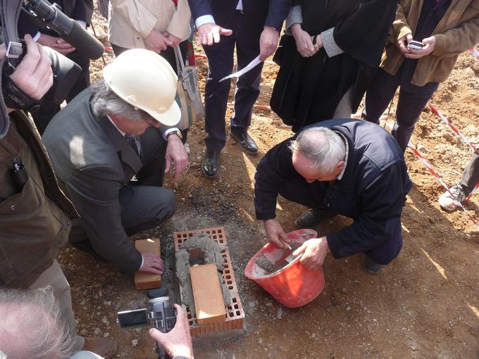 Polaganje temeljnega kamna za novo tovarno letal v Rojcah pri Gorici leta 2012. | Foto: STA ,