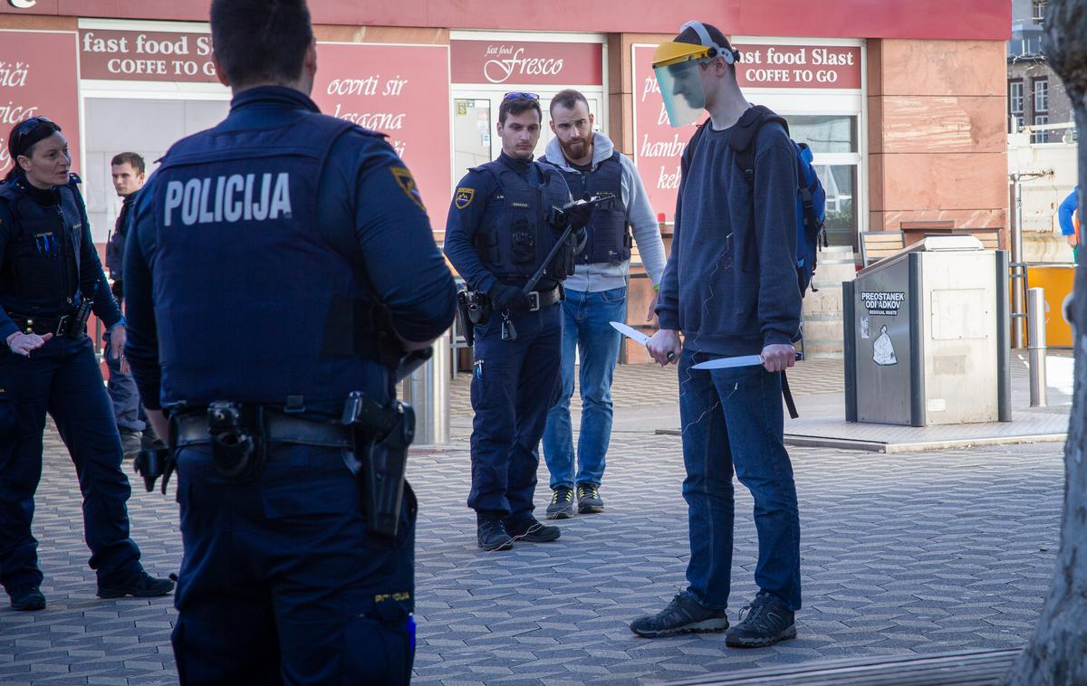 Moški z nožem grozi na Bavarskem dvoru | Tožilka je v primeru priznanja krivde predlagala leto in pol zapora, vendar v obliki obveznega psihiatričnega zdravljenja v zdravstvenem zavodu.  | Foto Mija Debevec Doničar