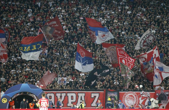 Navijači Crvene zvezde verjamejo, da bodo tudi v tej sezoni spremljali svoje ljubljence v nogometni ligi prvakov. | Foto: Reuters