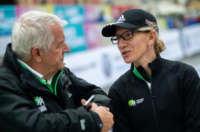 Dolgoletni direktor Timinga Ljubljana in Volkswagen Ljubljanskega maratona Gojko Zalokar je štafetno palico predal Barbari Železnik, ki je članica organizacijske ekipe že od 3. izvedbe ljubljanskega maratona.  | Foto: Vid Ponikvar