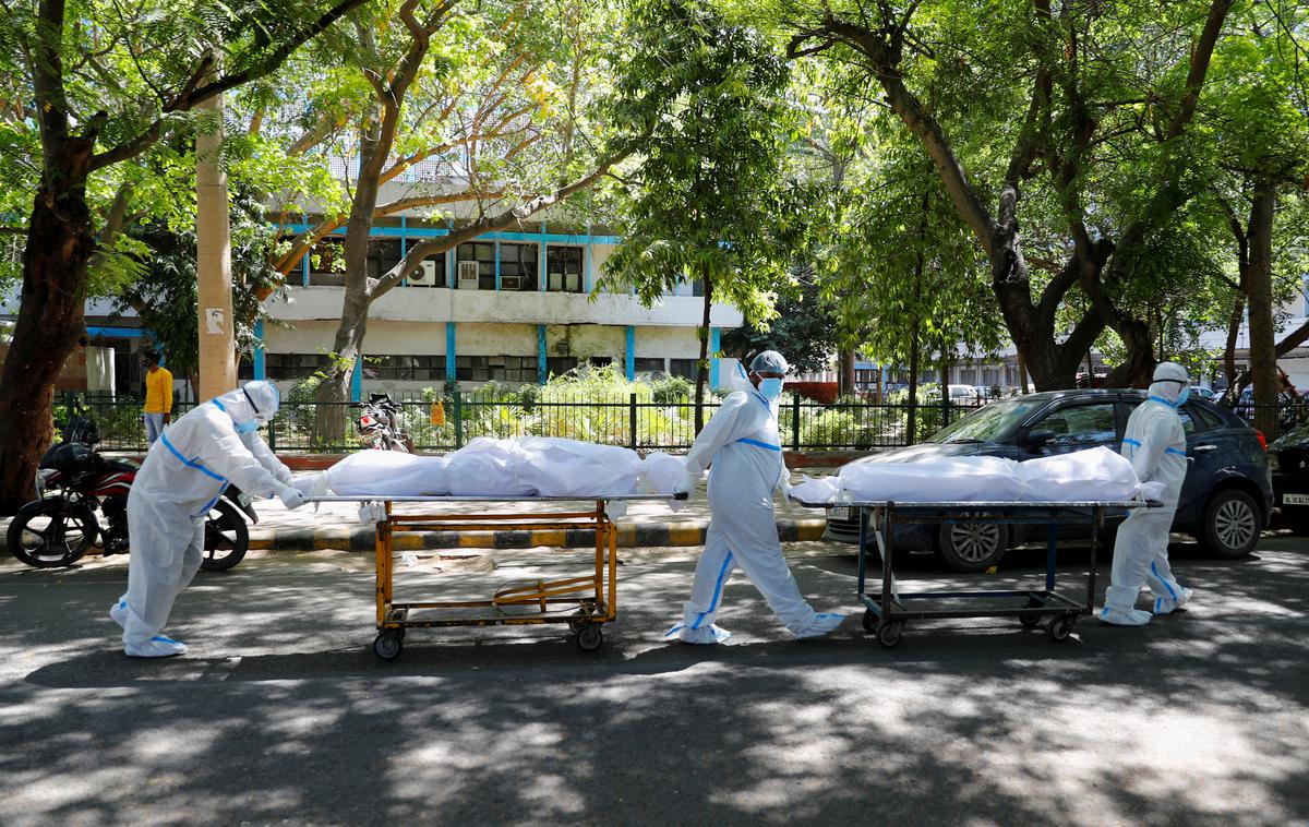 Indija covid-19 | Število okužb v Indiji hitro narašča. Razlog naj bi bila predvsem nova različica koronavirusa.  | Foto Reuters